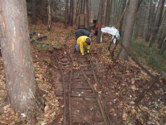Fred beim Gleisbau