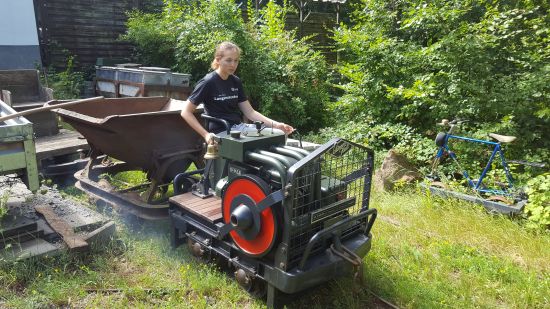 Patrizia fährt den Schotterzug