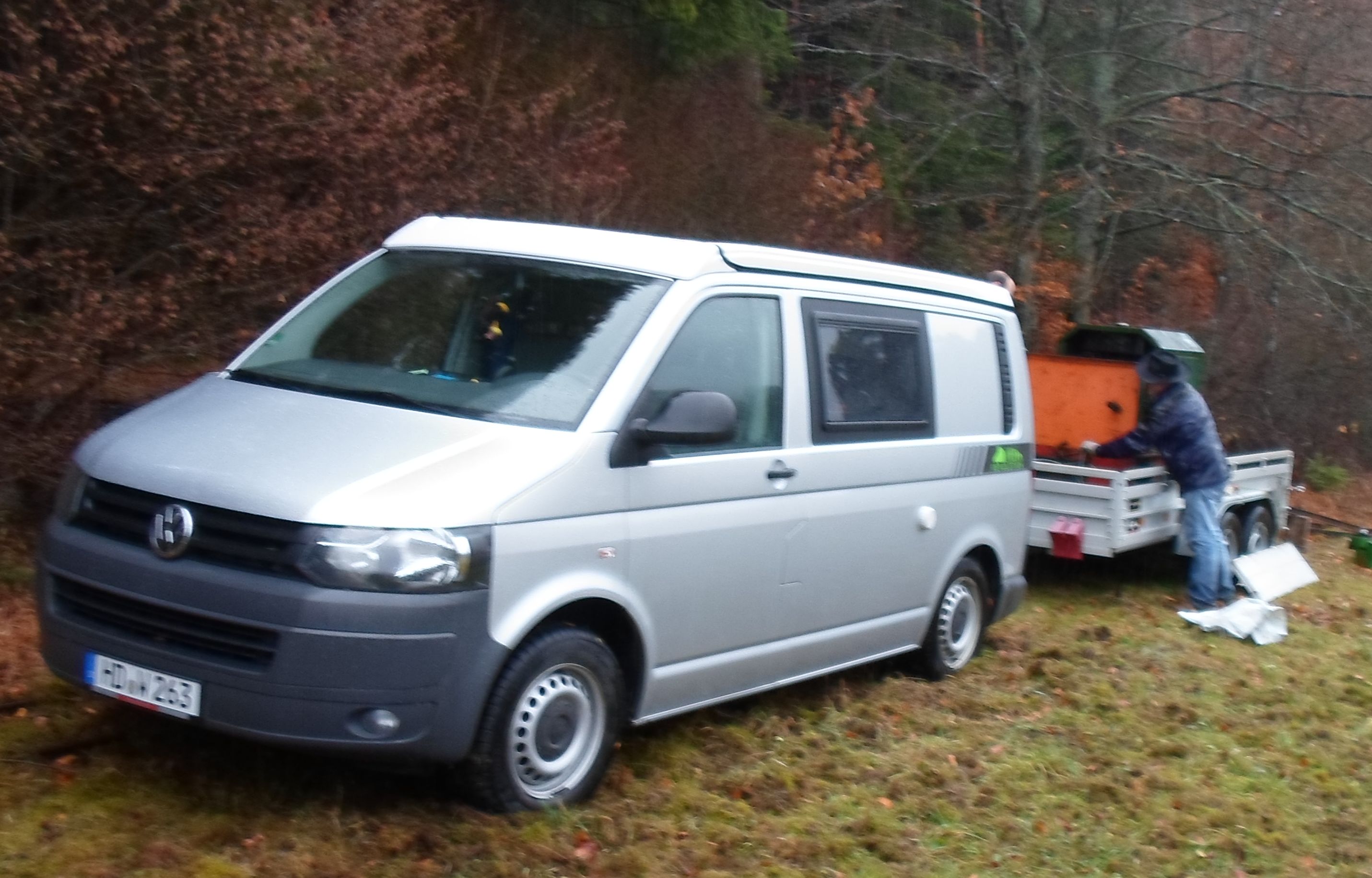 Hier unser T5 Wohnmobil mit Lokanhänger